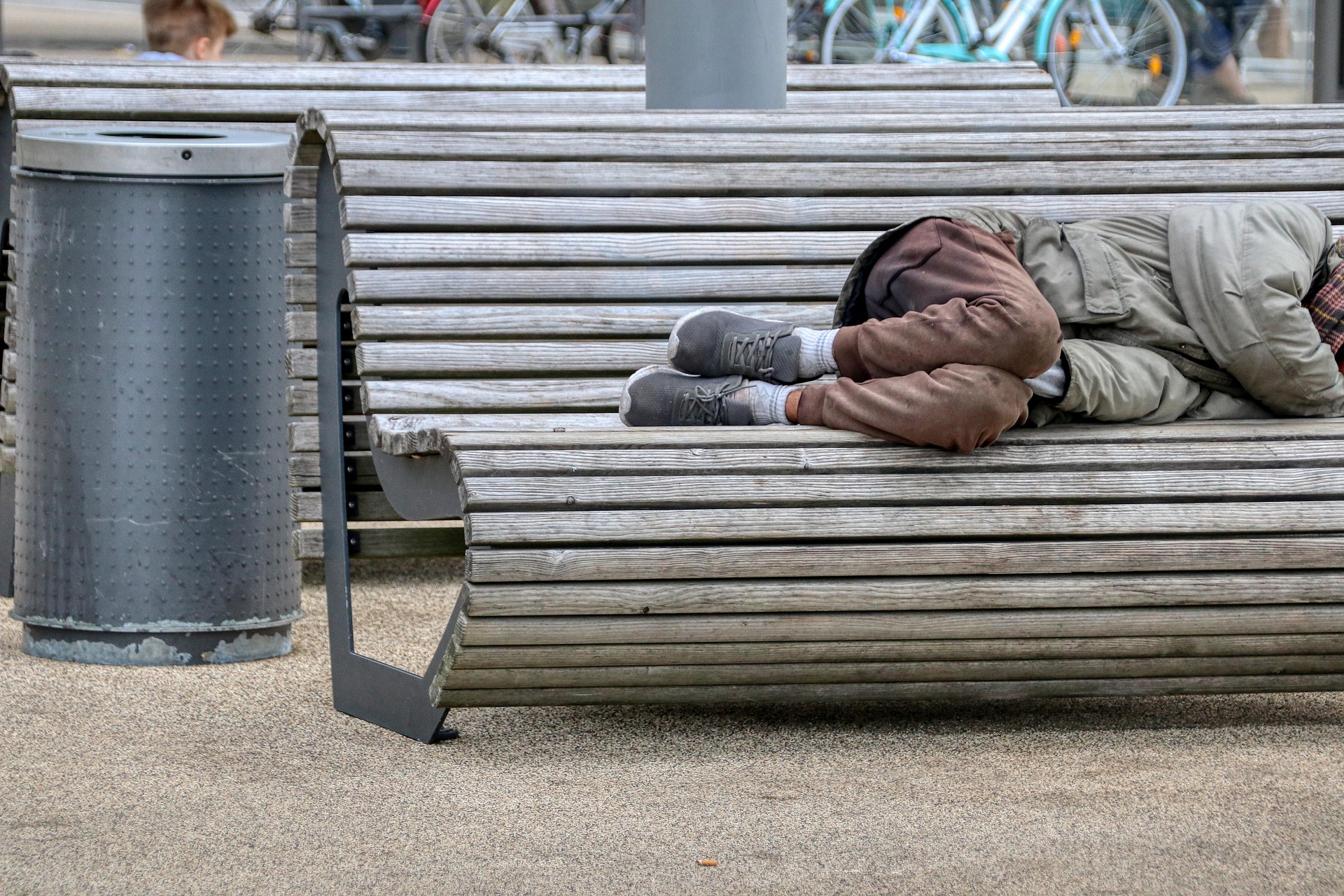251030 - Sdf sur un banc - Poème - Pixabay homeless-5283148_1920